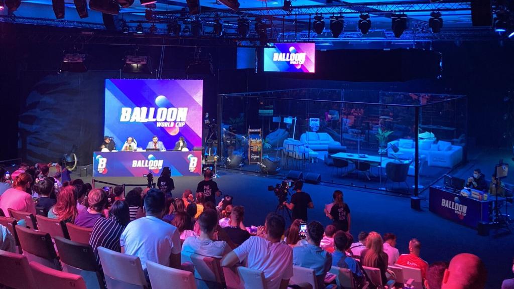 Maestros de ceremonias y 'campo' del Mundial de Globos de Gerard Piqué e Ibai Llanos