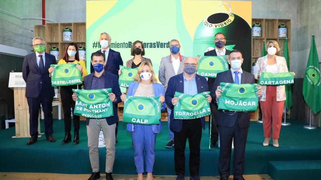 Los ediles de los ocho municipios posan con sus banderas verdes durante la ceremonia organizada ayer por Ecovidrio.