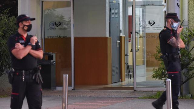 Agentes de la Ertzaintza tras un tiroteo en la Facultad de Ciencias y Tecnología de la UPV/EHU, en Leioa.