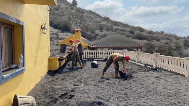 Efectivos del Ejército de Tierra durante las tareas de retirada de cenizas de tejados y azoteas en La Palma.