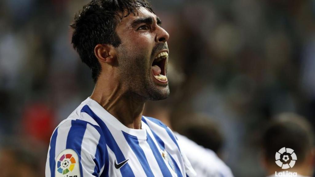 Alberto Escassi celebra un gol con el Málaga CF