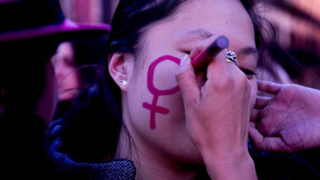 Mujer colombiana durante una marcha feminista.