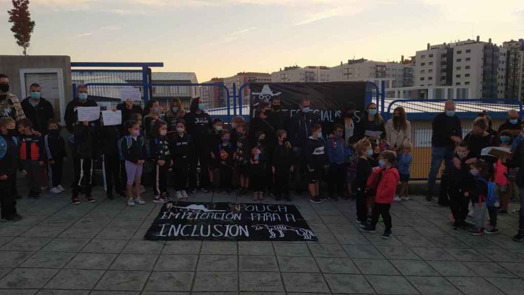 Padres y madres se concentran ante el acceso al CEIP Castelao de Vigo