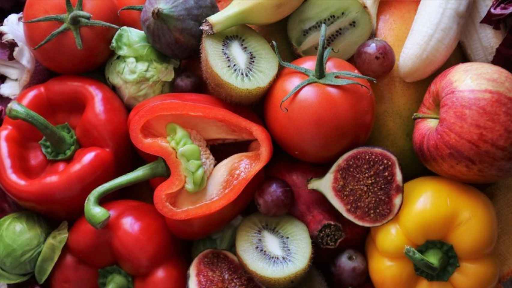 Kirá Miro consume frutas y verduras que compra, cada lunes, a un camión cerca de su casa.