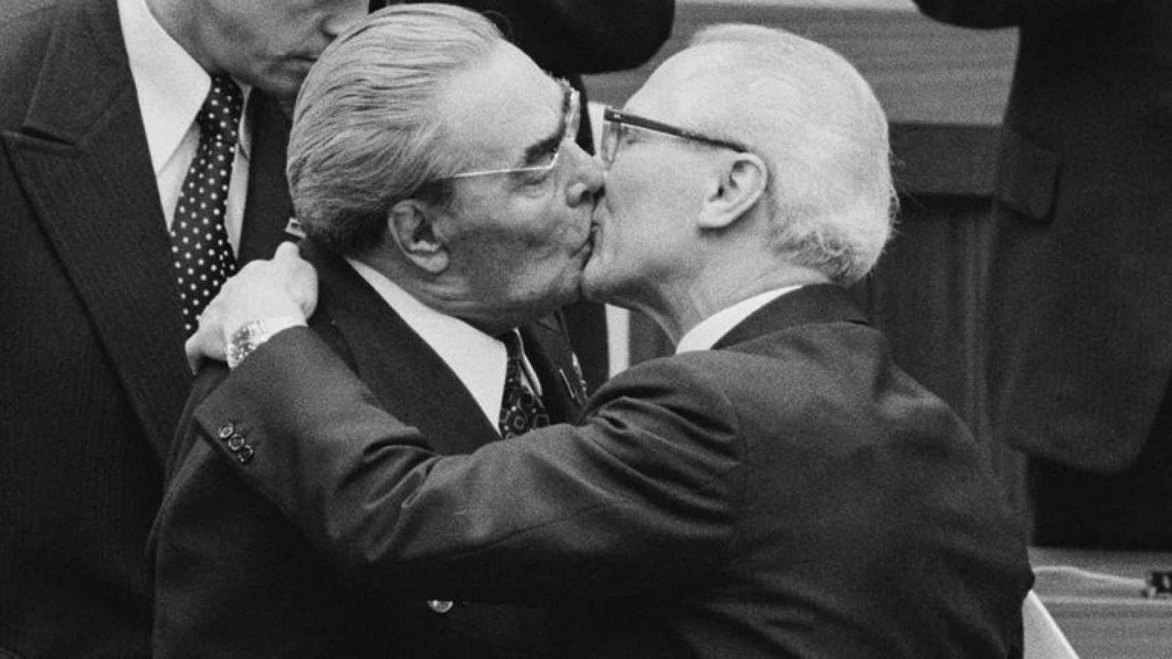 El famoso beso en la boca de Brézhnev al líder de Alemania Oriental, Erich Honecker, en 1979.
