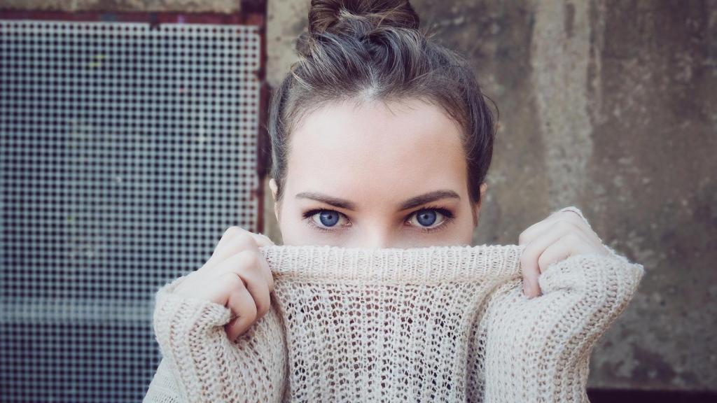 Mujer con los ojos maquillados.