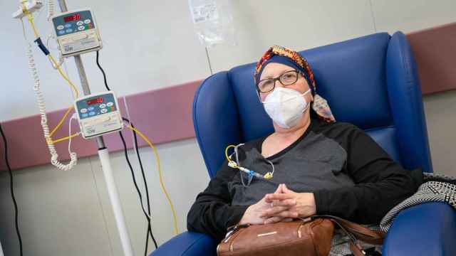 Una paciente de cáncer recibe un tratamiento de quimioterapia.