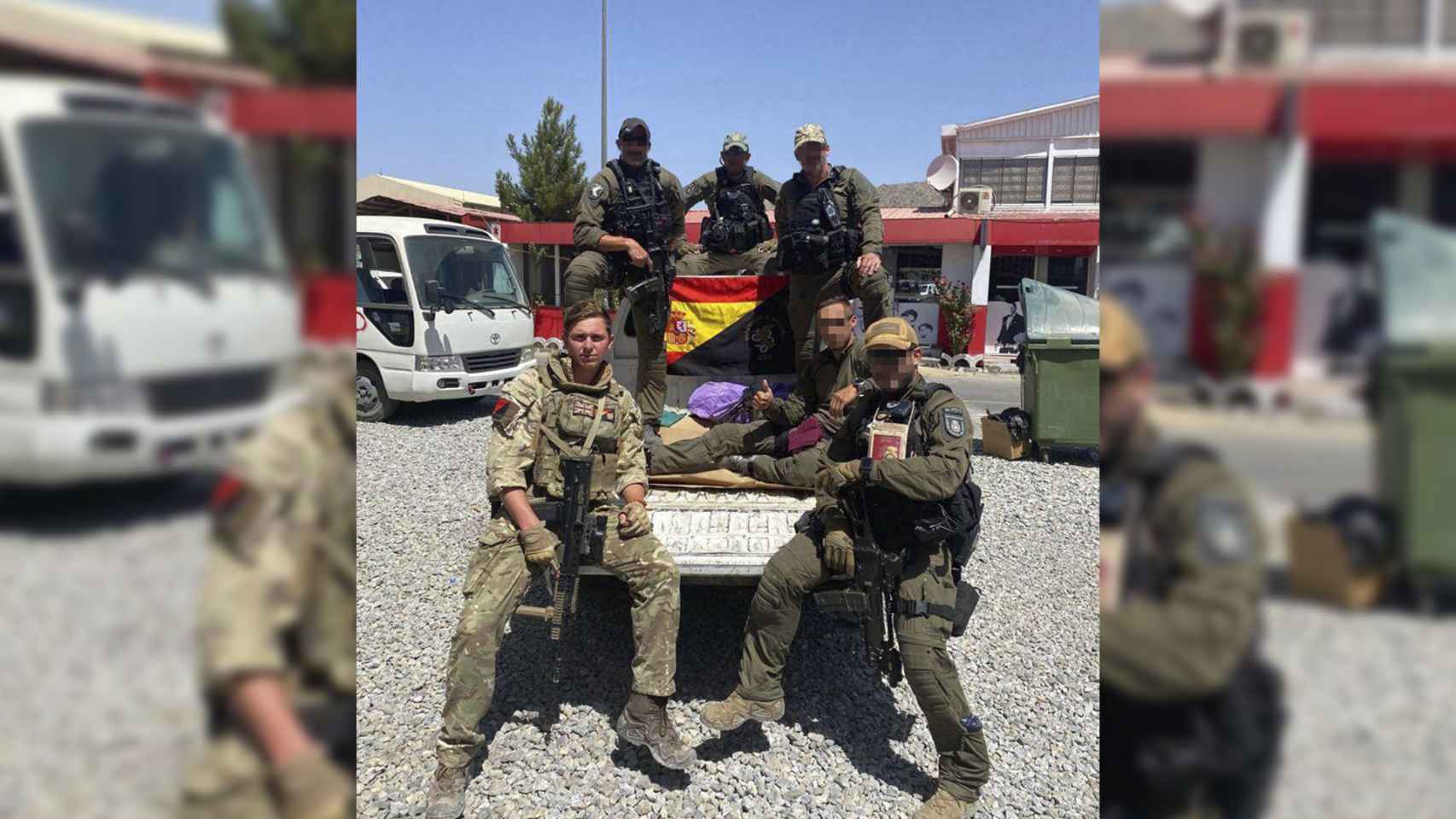 El soldado Dear posando, en Kabul, con miembros de los GEO españoles.