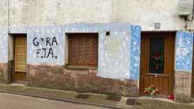 Pintada de 'Gora ETA' en la casa donde mataron a Jesús Ulayar.