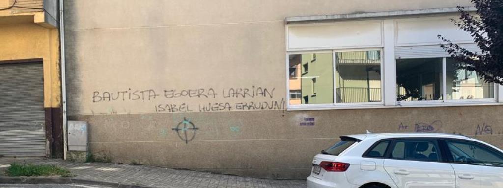 Pintada amenazante contra dos personas en la misma casa en la que viven, en Etxarri, hace unos días.