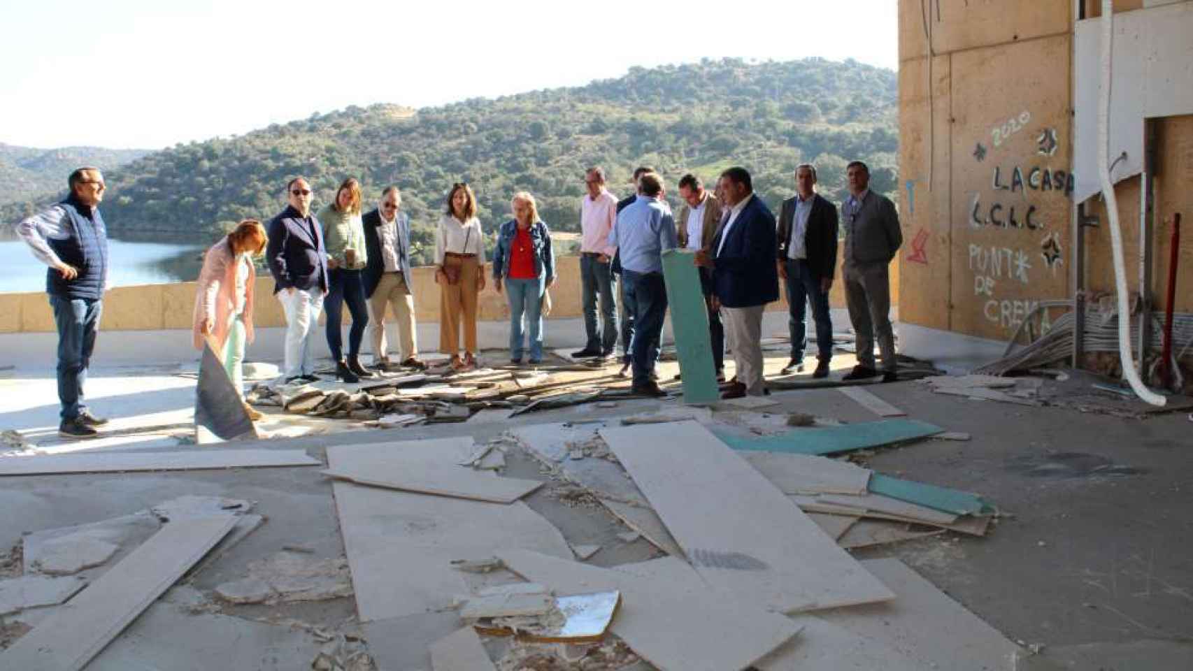 Diputados y alcaldes del PP durante su visita a las instalaciones de Ciudad de Vascos .