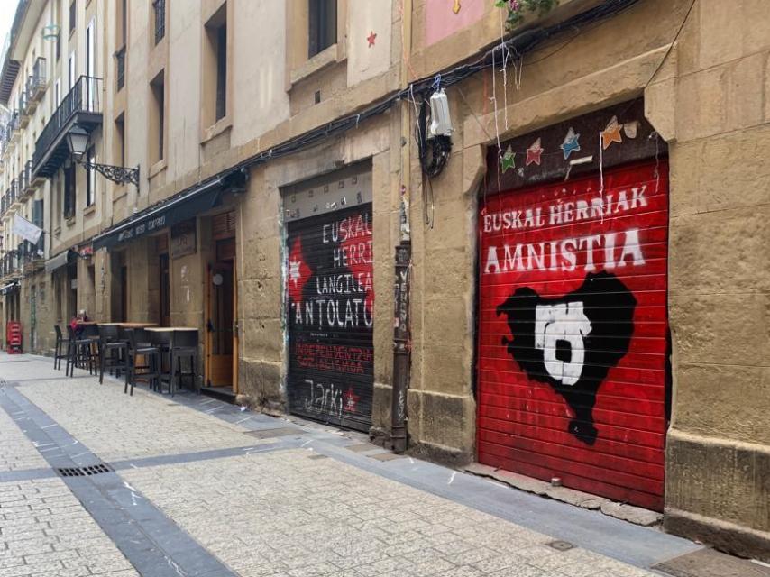 Escaparate pidiendo la amnistía de los etarras en el centro de San Sebastián.