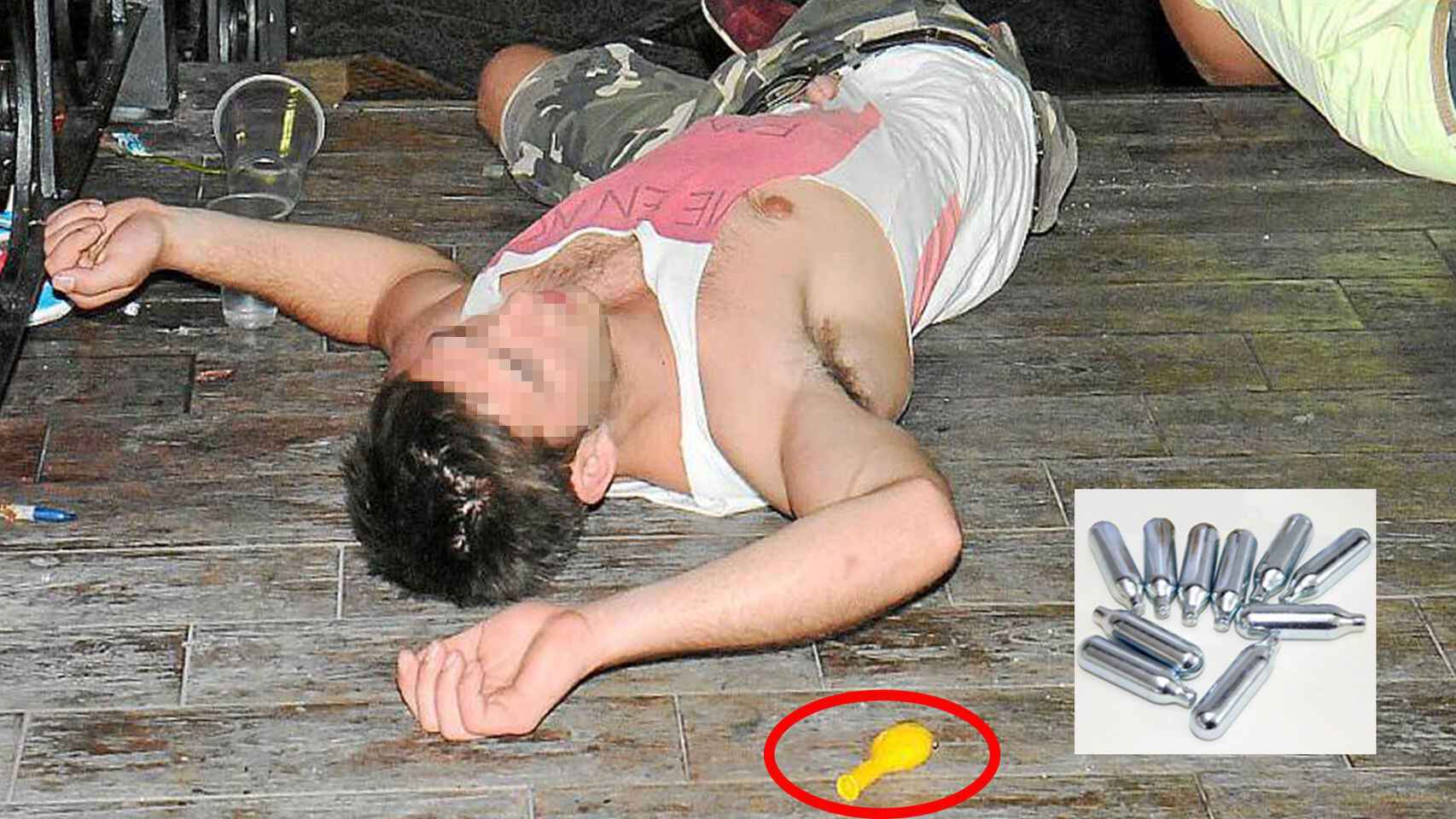 Un joven en el suelo tras consumir gas de la risa en Ibiza.