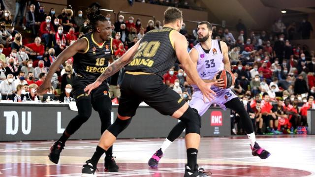 Mirotic buscando la canasta en el AS Monaco - Barça