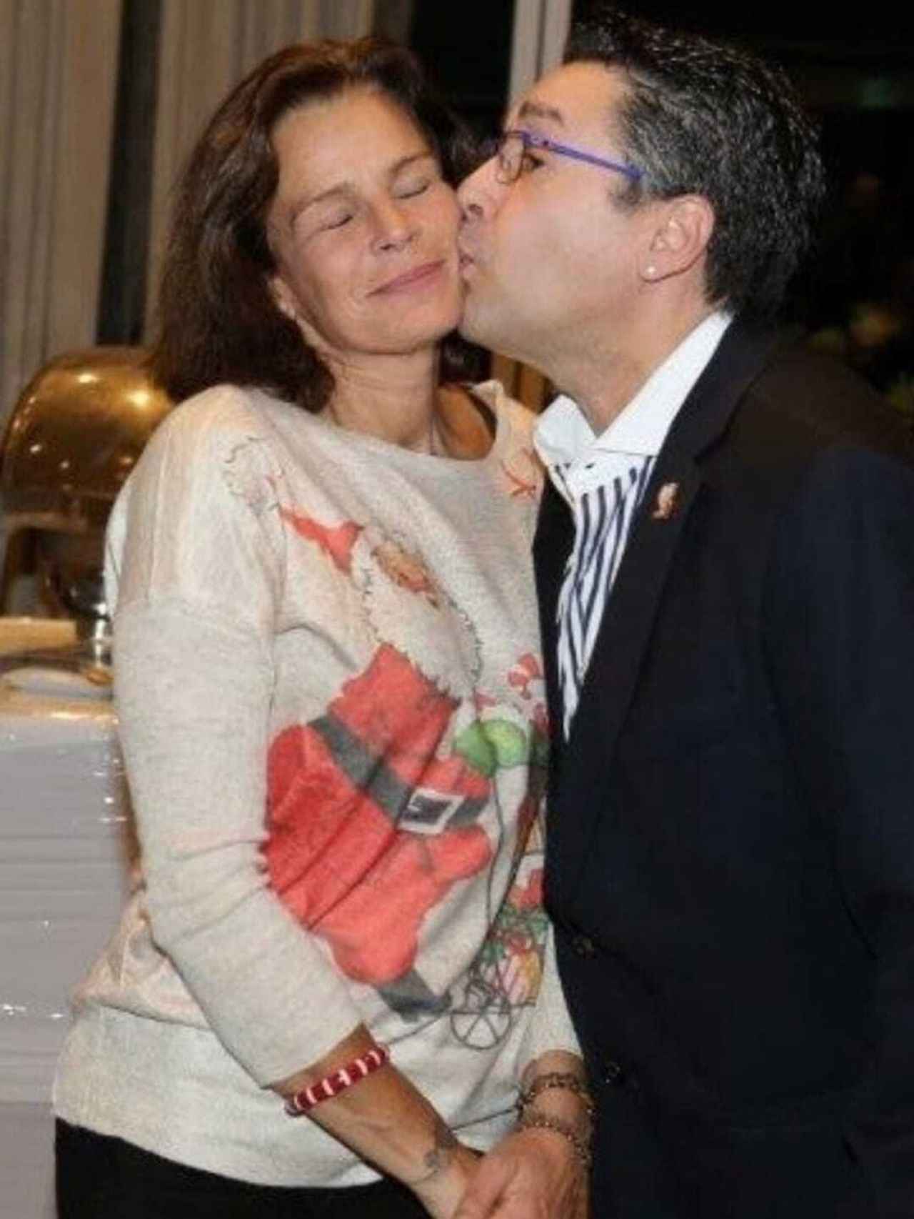 Manel Dalgó besándo a Estefanía.