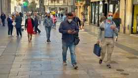 Ciudadanos con mascarillas pasean por las calles de Salamanca