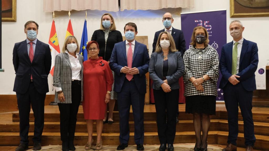 Foto de familia en el Aula Salinas tras finalizar el acto de la asociación Plaza Mayor