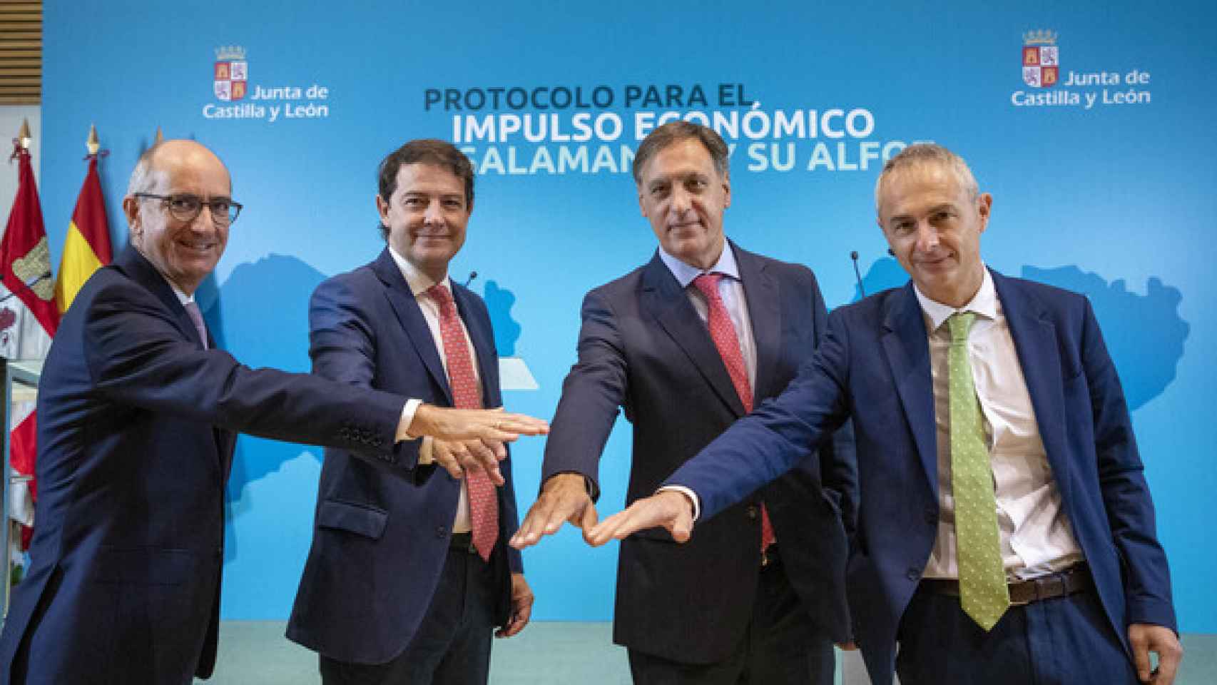 Javier Iglesias, Alfonso Fernández Mañueco, Carlos García Carbayo y Ricardo Rivero, durante la firma del protocolo en el Palacio de Congresos