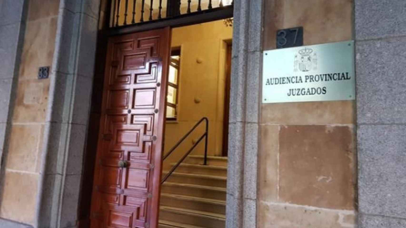 Entrada al edificio de la Audiencia Provincial de Salamanca