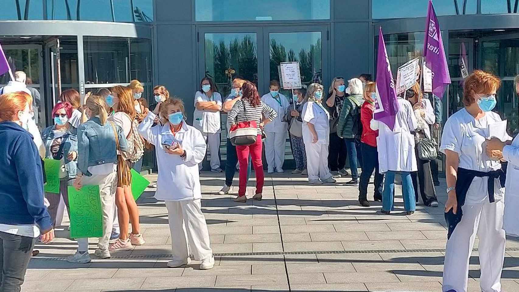 La concentración de protesta se desarrolló frente a las puertas del nuevo hospital