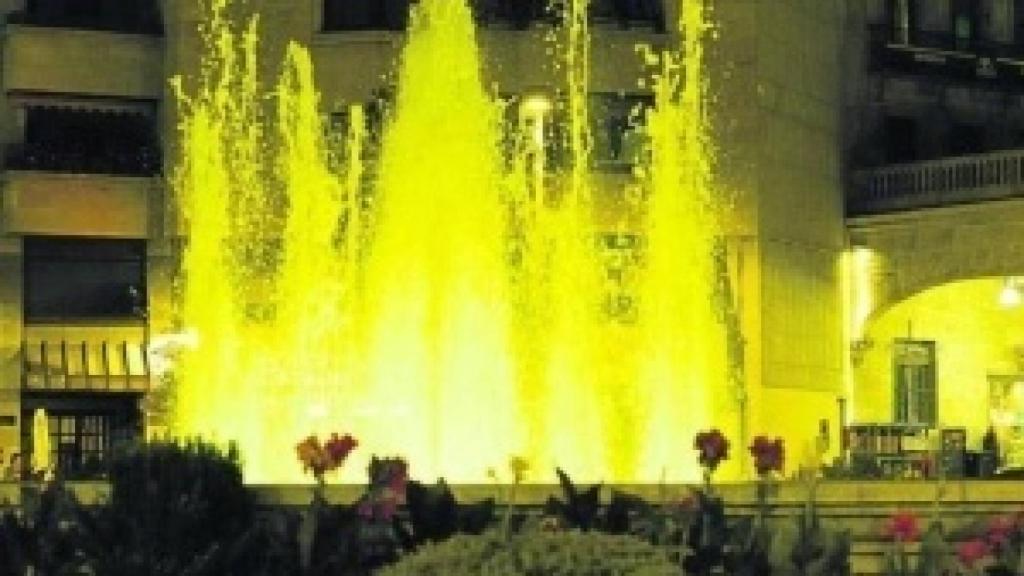 Fuente de la Puerta Zamora iluminada de amarillo