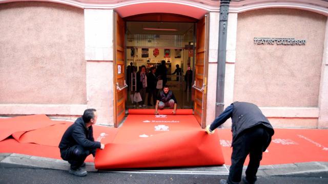 Colocación de la alfombra roja. Fotografía: ICAL