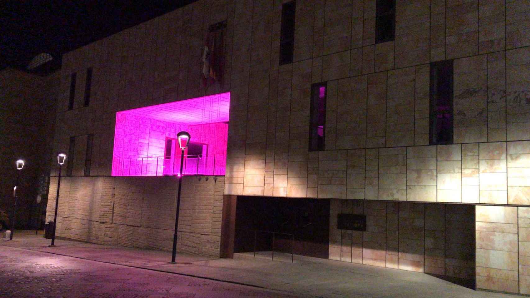 Edificio de las Arcadas (Diputación de Zamora) iluminado de rosa