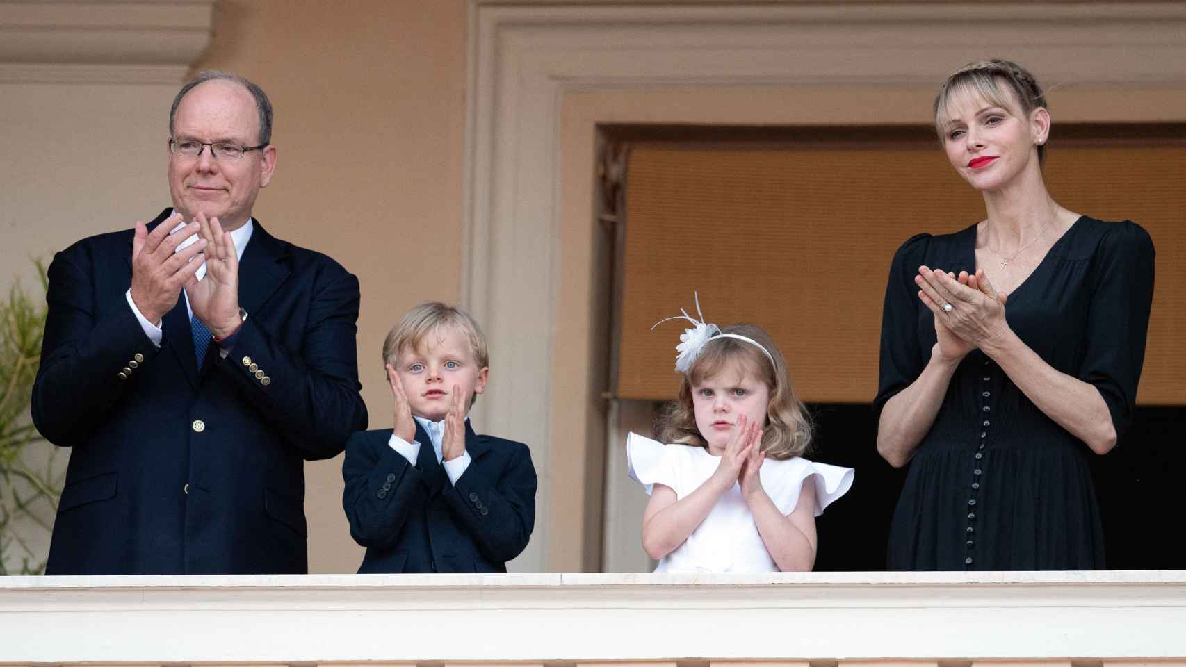Charlène de Mónaco junto al príncipe Alberto y sus hijos en un acto en Mónaco.