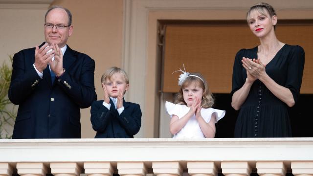 Charlène de Mónaco junto al príncipe Alberto y sus hijos en un acto en Mónaco.