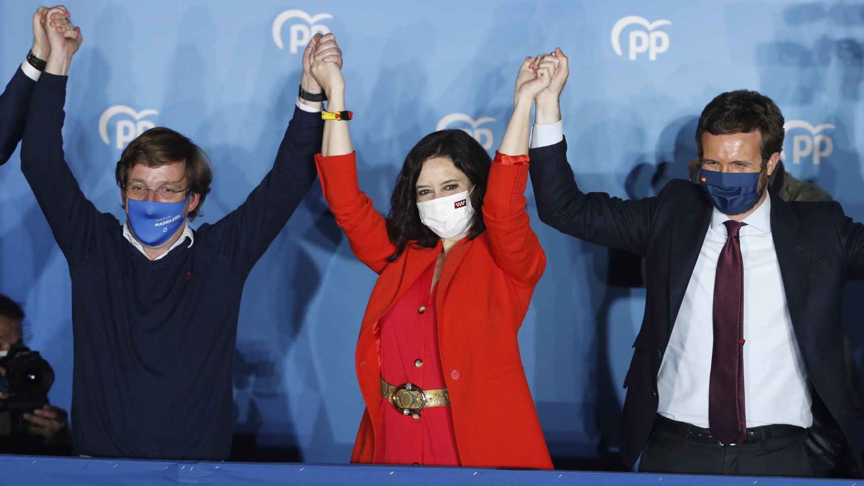 Isabel Díaz Ayuso junto a Luis Martínez Almeida y Pablo Casado tras ganar las elecciones de la Comunidad de Madrid.