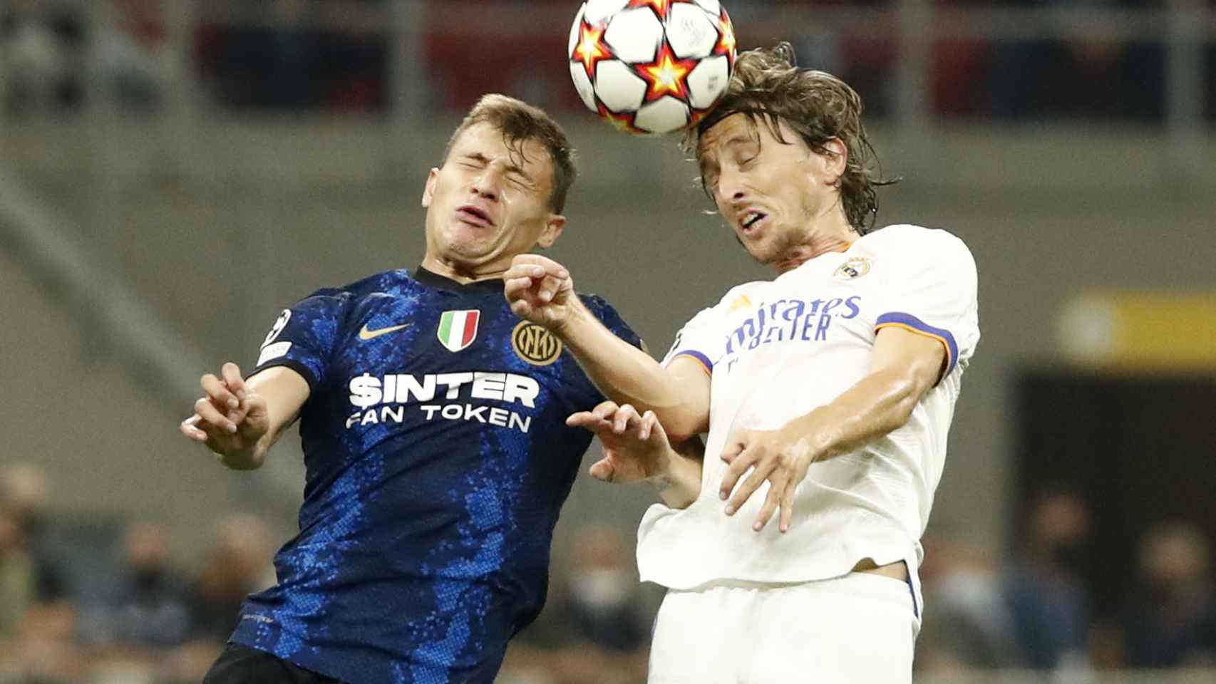 Nicolo Barella pelea por un balón con Modric