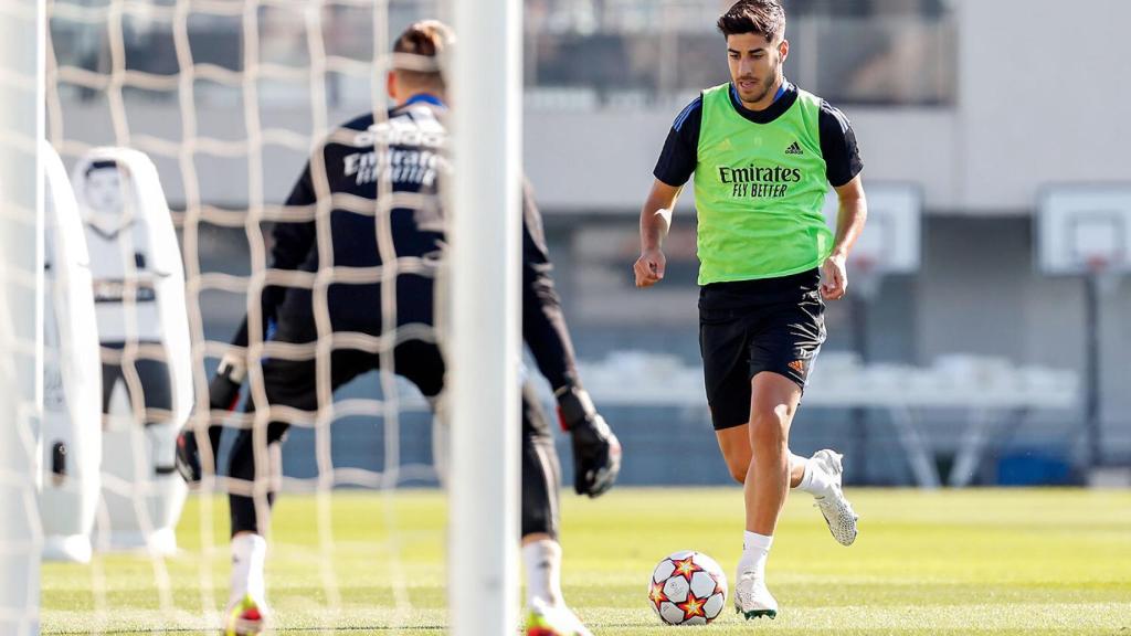 Andriy Lunin y Marco Asensio, durante un entrenamiento del Real Madrid