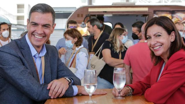 Pedro Sánchez y Anne Hidalgo, en la jornada inaugural del 40 Congreso Federal del PSOE. EE