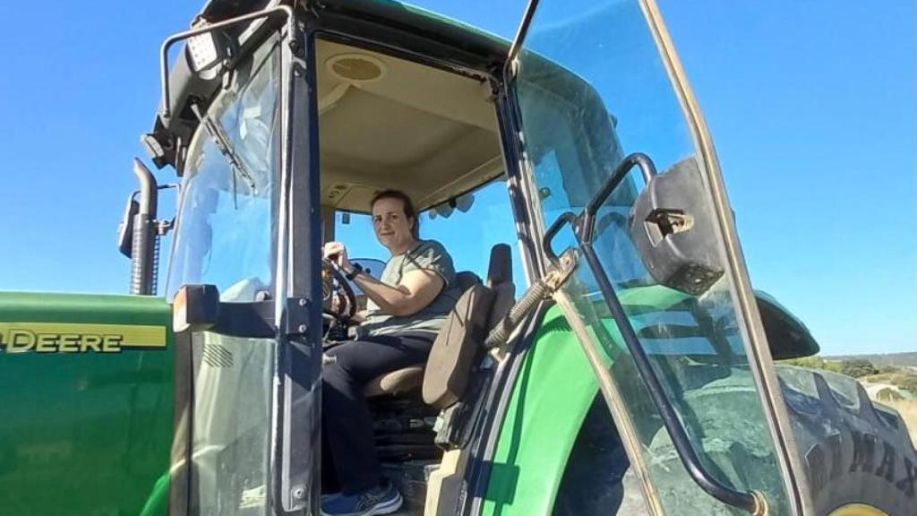 María Ángeles Rosado, en su tractor, trabajando en las inmediaciones de Guadalajara.