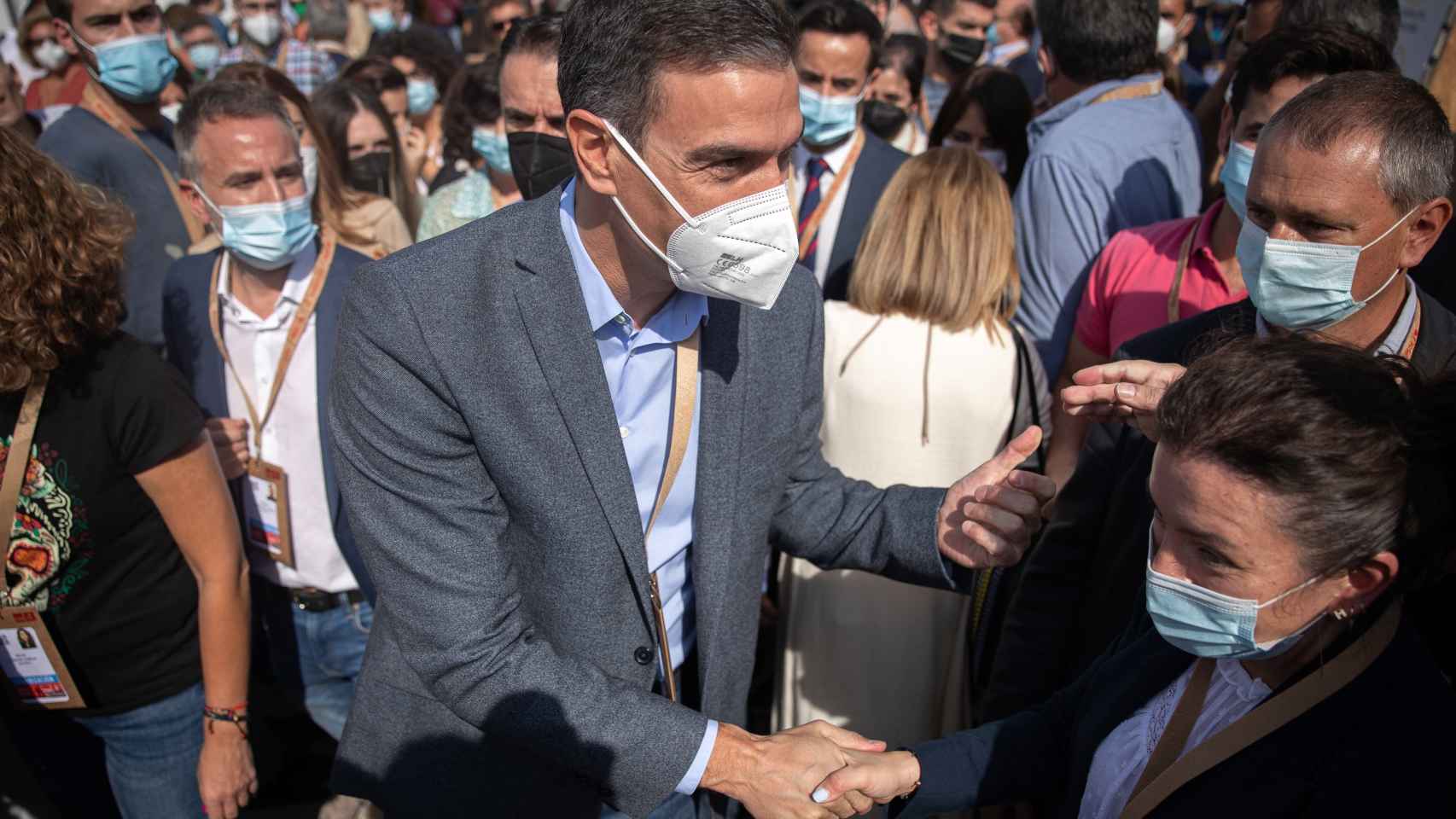 Pedro Sánchez se baña en las masas de delegados entregados, en el recinto del 40º Congreso del PSOE.