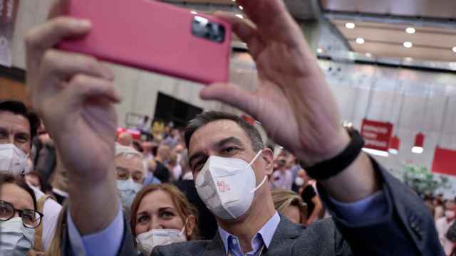 Pedro Sánchez se saca un selfie con los delegados del su 40º Congreso del PSOE, en Valencia.