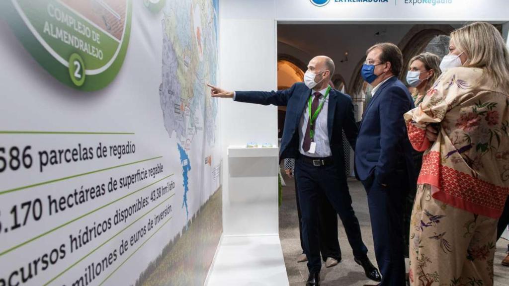 El presidente regional, Guillermo Fernández Vara, durante su visita al Foro de Regadío.