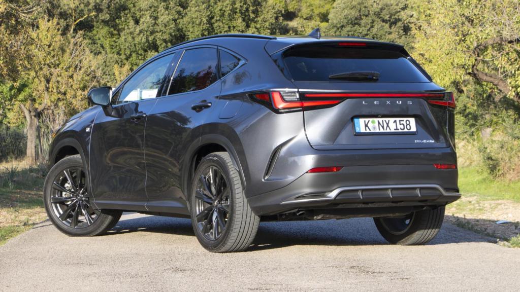 Versión híbrida enchufable probada del nuevo Lexus NX 2022.