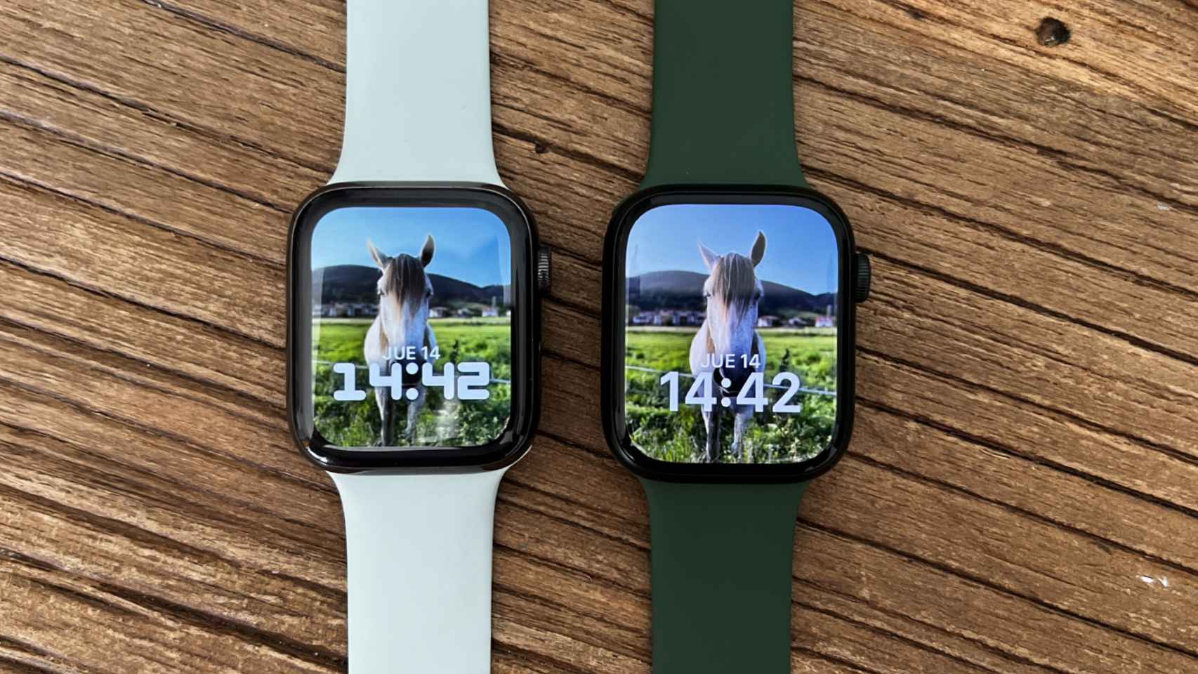 Apple Watch Series 6 a la izquierda y Series 7 a la derecha.