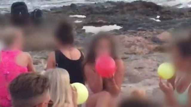 Jóvenes inhalan gas de la risa en Ibiza.