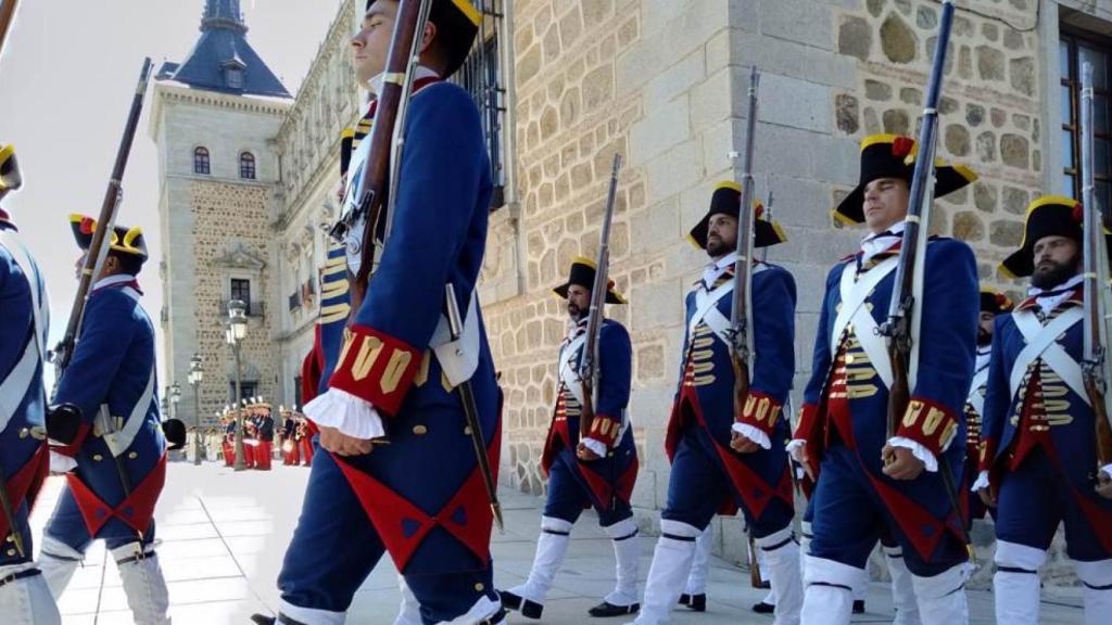 Imagen de archivo de un desfile en la explanada del Alcázar de Toledo