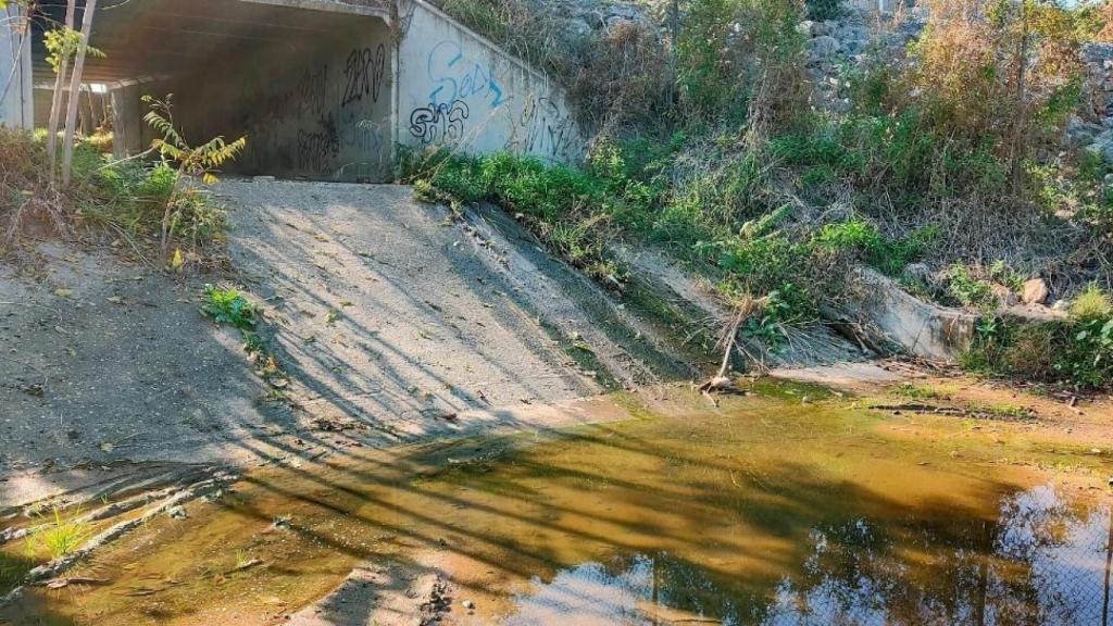 Vertido de aguas en el polígono industrial (Foto: Aurelio Gómez Castro en Facebook)