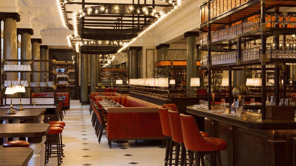 El enorme bar del hotel Rosewood London.