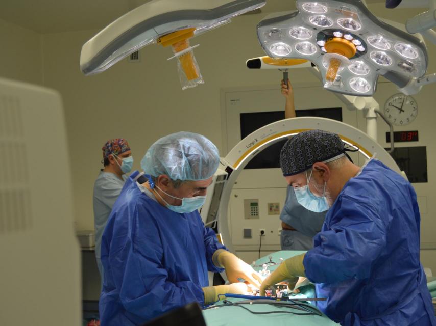 Dos neurocirujanos realizan una operación en el quirófano
