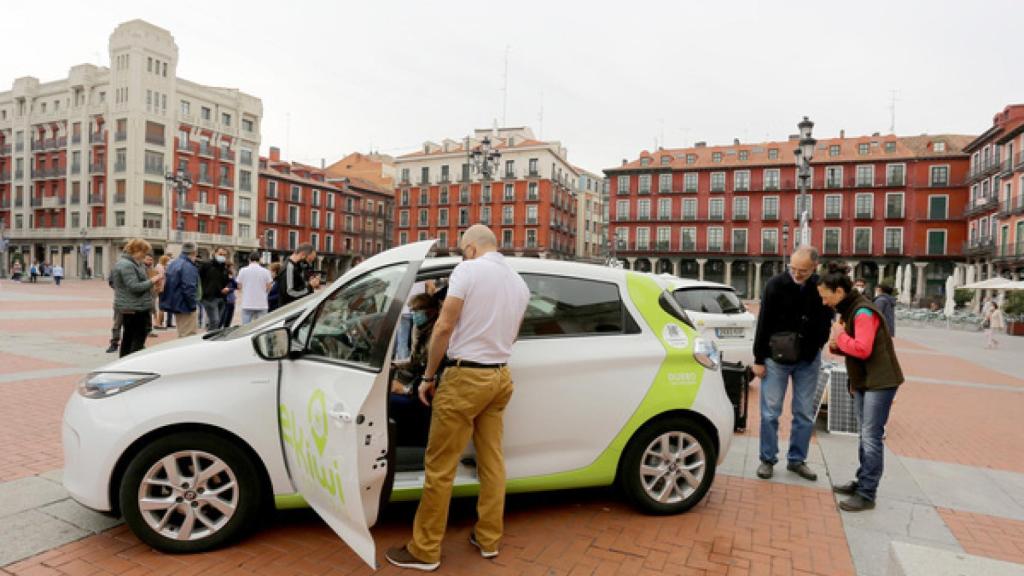 Presentación del sistema de coche compartido de eKiwi en la Plaza Mayor