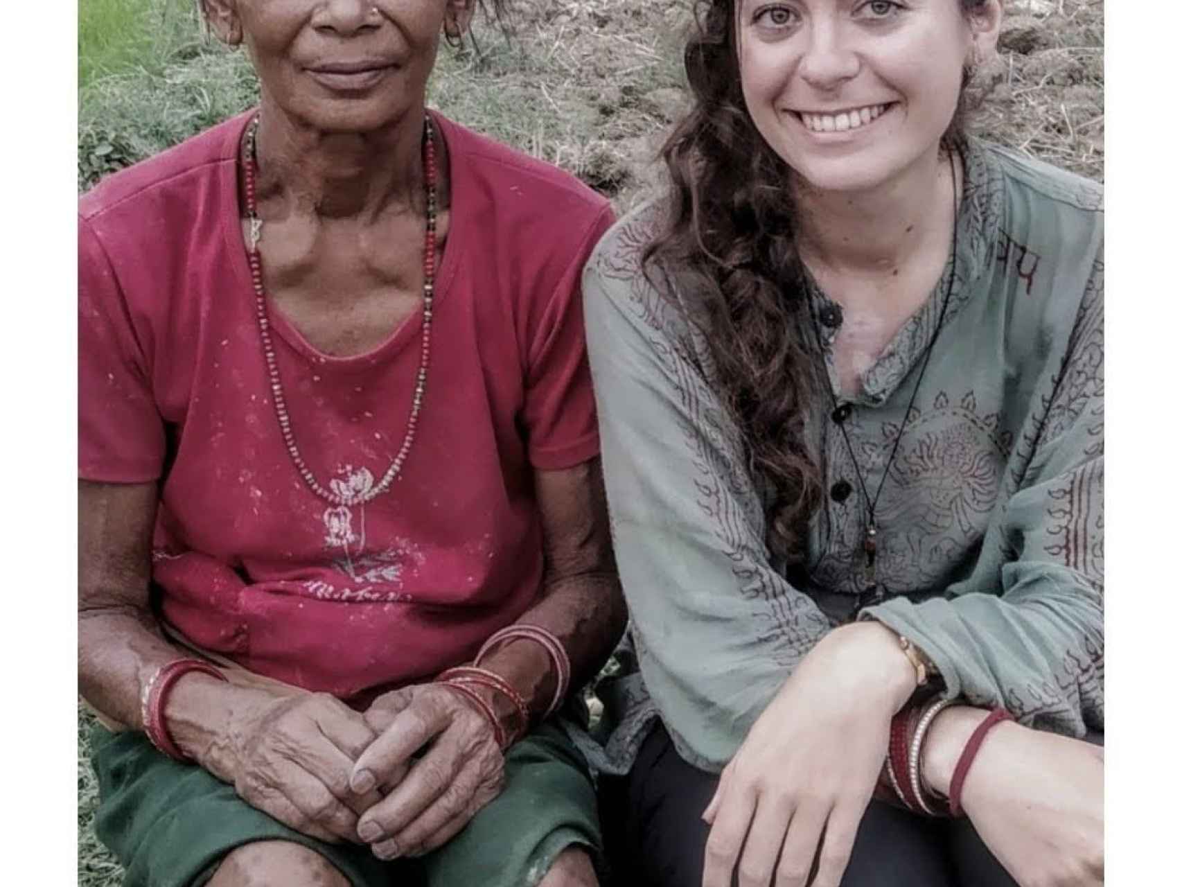 Sara Vielba, junto a una mujer nepalí