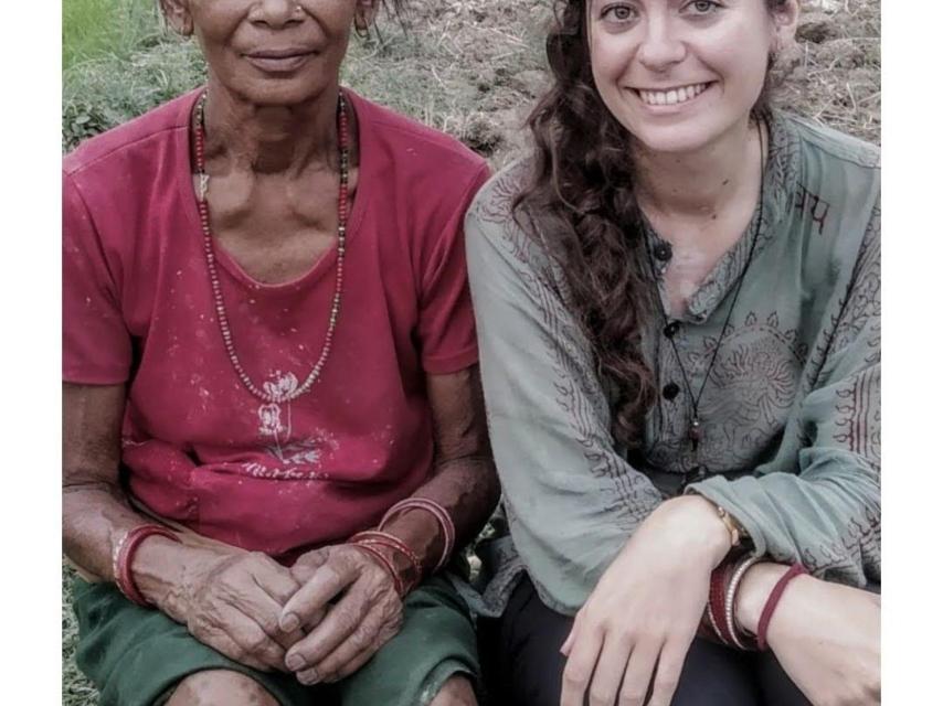 Sara Vielba, junto a una mujer nepalí