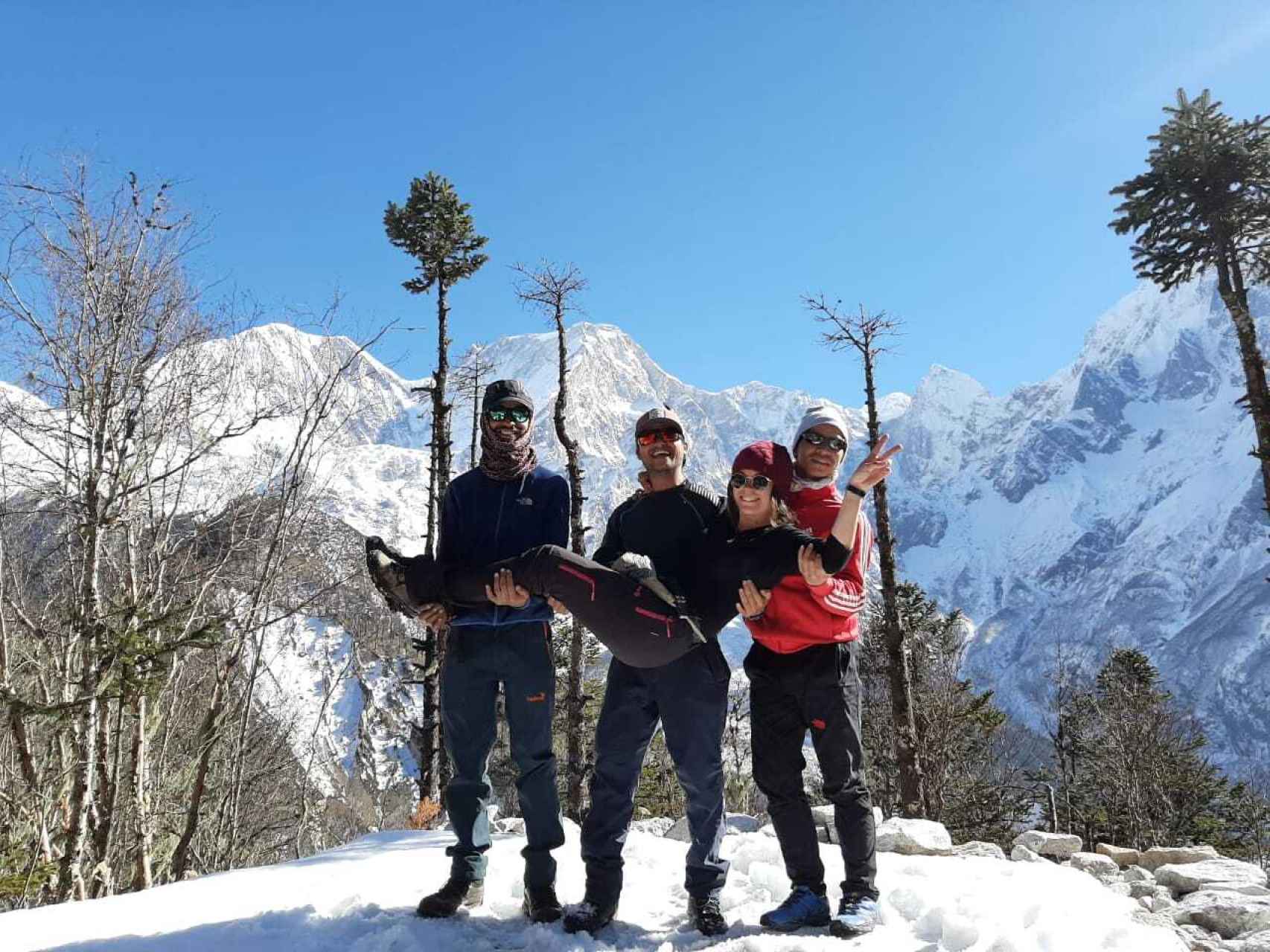 La aguilarense, en el Himalaya, con amigos naturales de Nepal