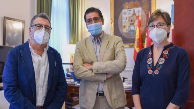 Juan José Sansebrín Baena y María José Calero Ramírez con el presidente de la Diputación, José Manuel Caballero.