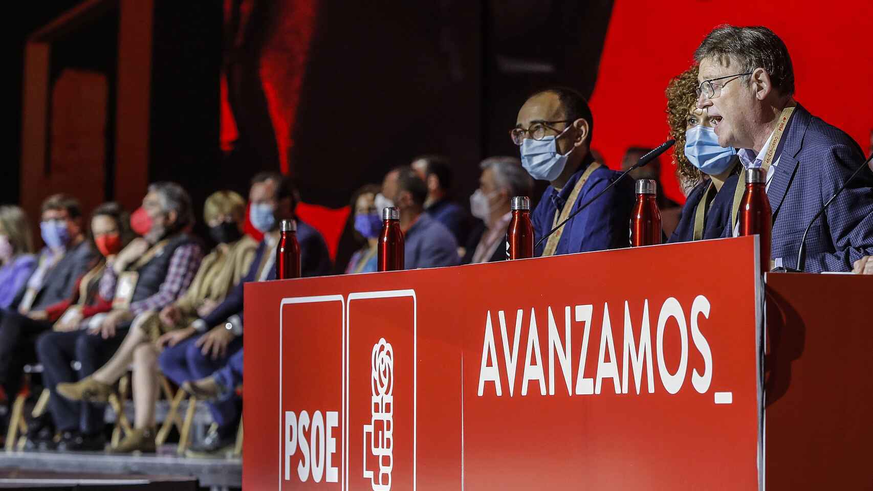 Ximo Puig (derecha), durante la apertura del 40 Congreso Federal del PSOE. EE